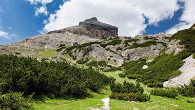 Vista del Piz Taibun, vicino al quale si trovano le famose grotte di Conturines