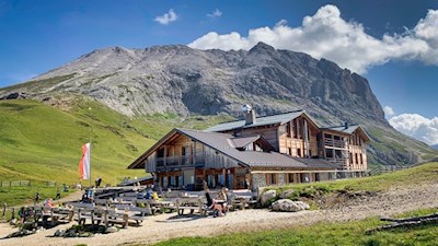 Il Sasso Piatto troneggia ai piedi del rifugio Sasso Piatto