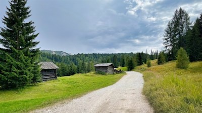 Sanft schlängelt sich der Weg zur Saraghes Hütte