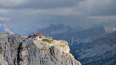 Il rifugio del Lagazuoi si erge ardito sul Lagazuoi